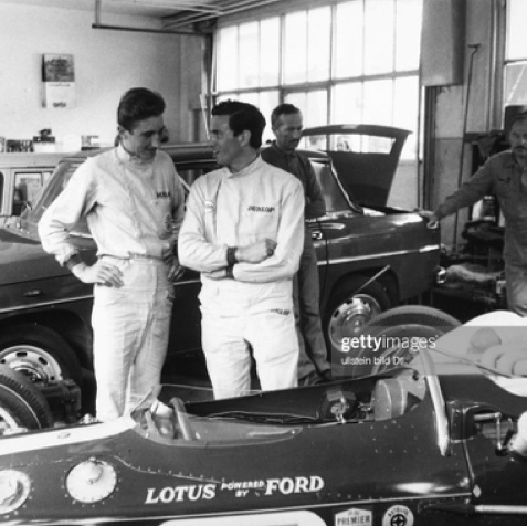 En démonstration à Ollons vVllars, Jim échange avec Jo Siffert En démonstration à Ollons vVllars, Jim échange avec Jo Siffert